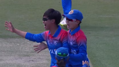 WT20WC: Eng v Tha - Nattaya Boochatham removes Amy Jones on a duck